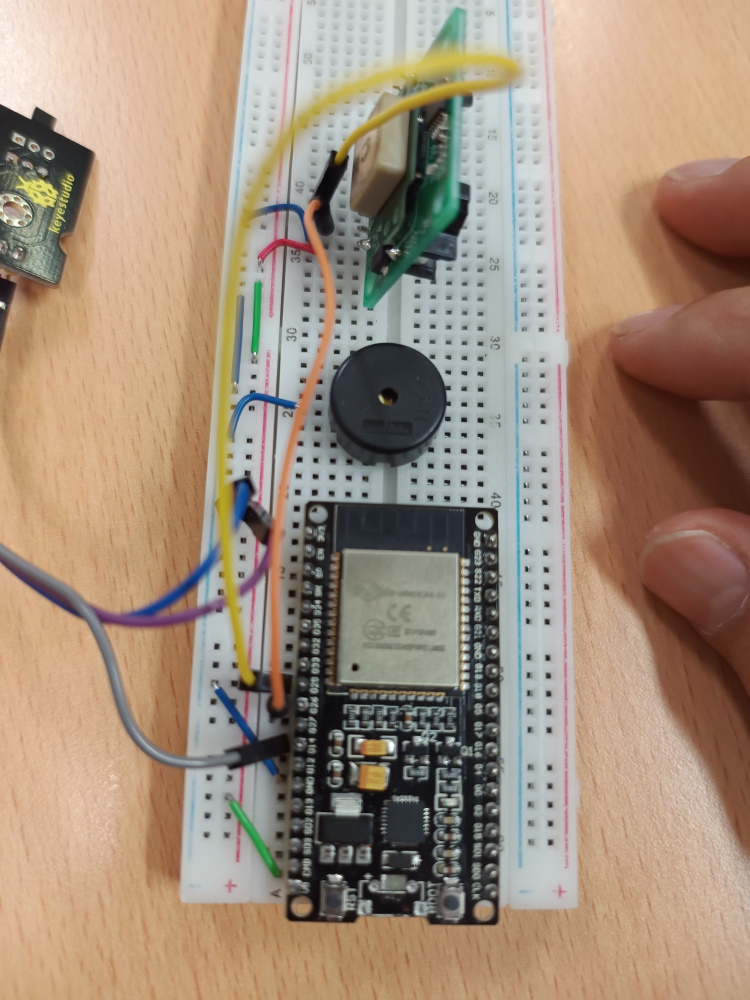 ブレッドボードにESP32と圧電ブザー、GPSユニット、マグネットセンサーがつながっています。