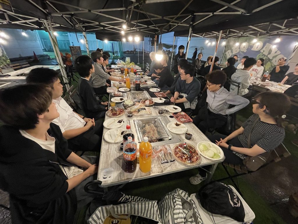 肉が焼きあがるのを待つみなさん