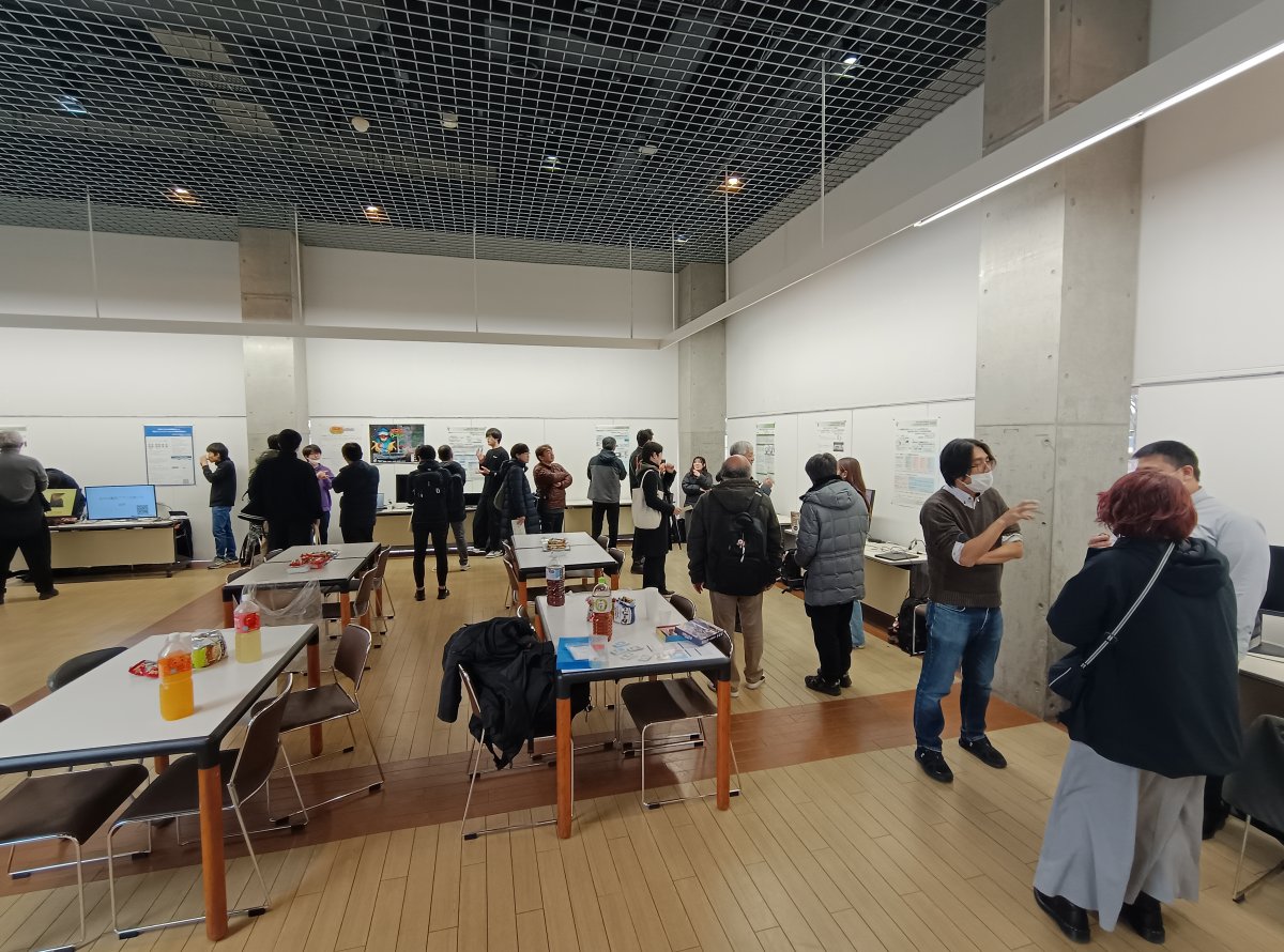 全体風景。天久保の学生さんたちのパネルが多く見えます。