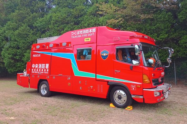 グランド脇に停められた赤い消防車