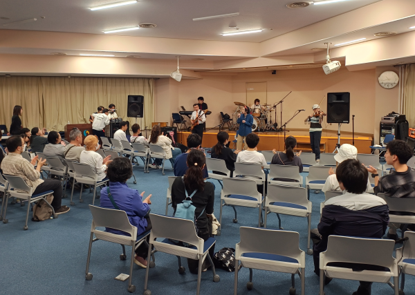 本祭で演奏する教職員バンド