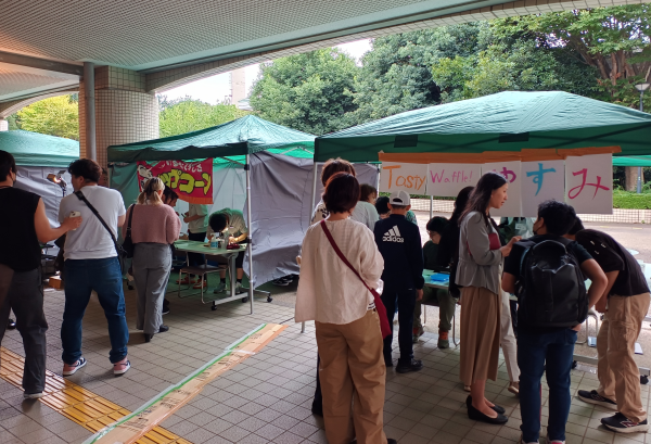 正門側の模擬店に列を作るお客さんたち
