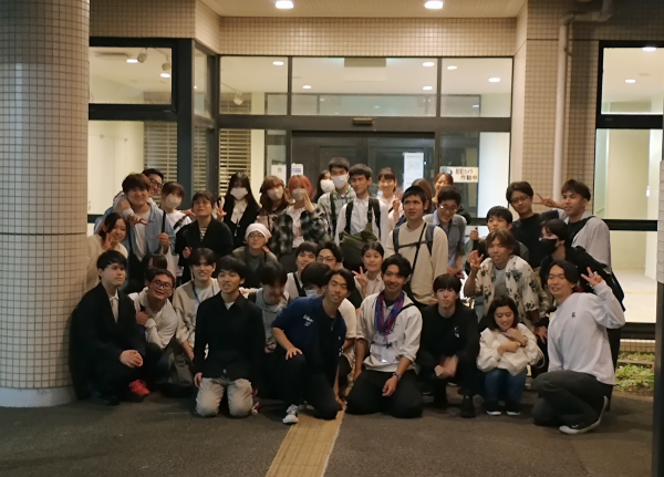片付けが終わった後の学生たちの集合写真