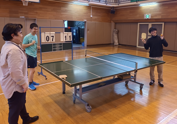 勝ってひといきピースサイン。